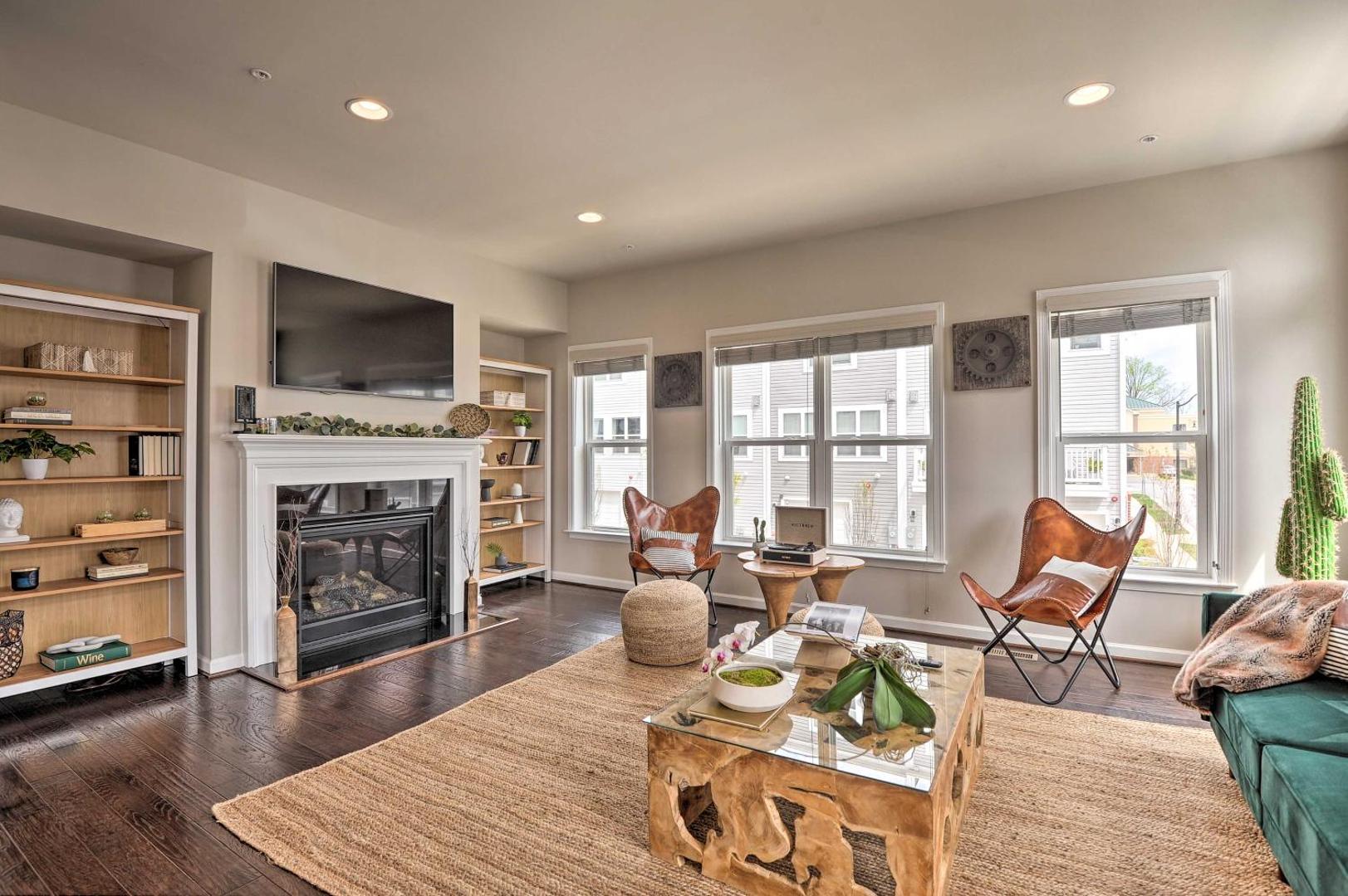 Eclectic Annapolis Townhome with Rooftop Deck!